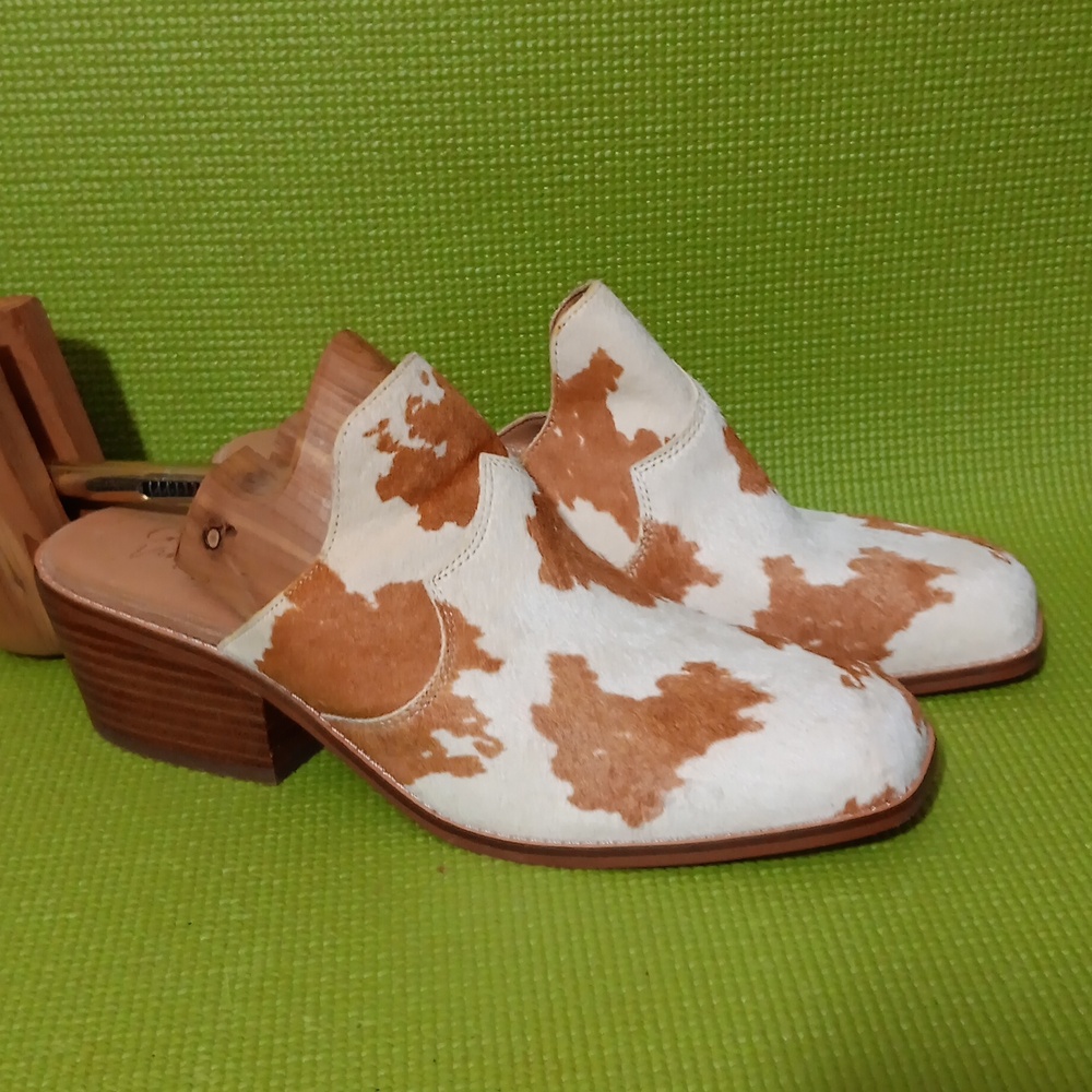 Crown Vintage White and Tan Cowhide Leather Mules